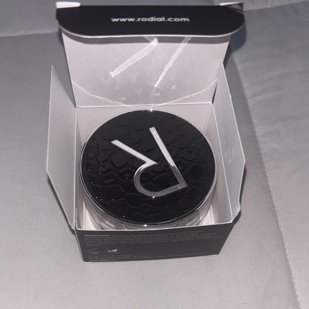 Rodial - Glass Powder Loose Blurring Powder - Picture 2 of 4